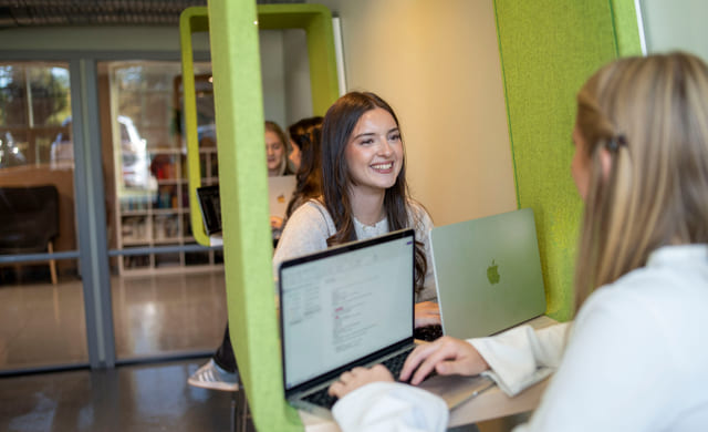 Elever på Akademiet VGS Ypsilon jobber med skolearbeid på biblioteket.