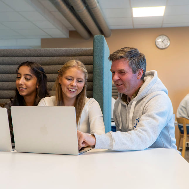 Elever på Akademiet VGS Ypsilon jobber med skolearbeid på biblioteket.