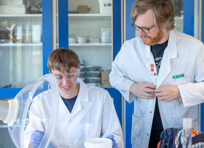 Elev og lærer på lab
