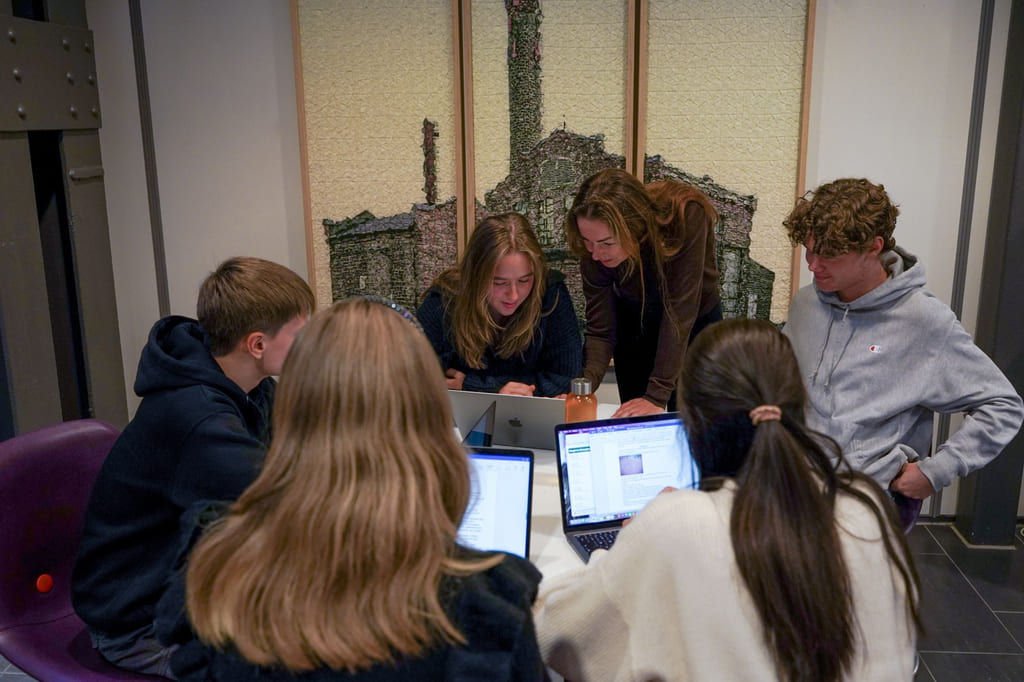 Lærer og elever på Akademiet VGS Drammen
