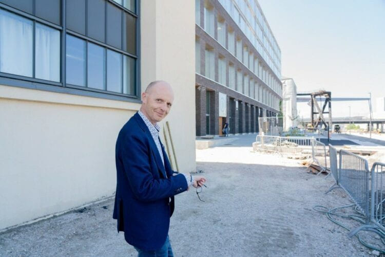 Leif Morten viser frem de nye lokalene i Fredrikstad