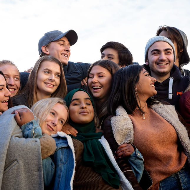 Elever fra Akademiet i Oslo holder rundt hverandre