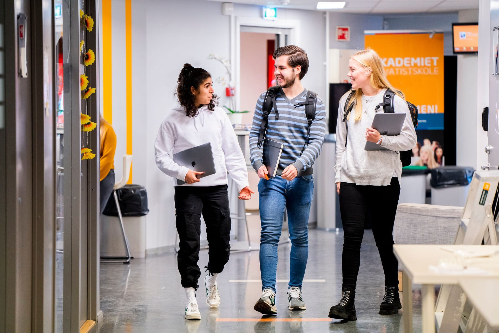 Tre privatister på Akademiet Privatistskole Oslo går i gangen på skolen