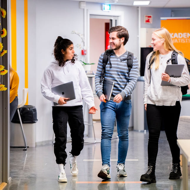 Tre privatister på Akademiet Privatistskole Oslo går i gangen på skolen