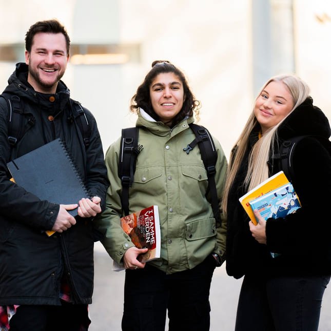 Tre privatister utenfor Akademiet Privatistskole i Oslo