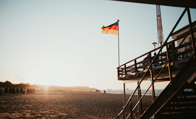 Tysk flagg vaier på en tysk strand.