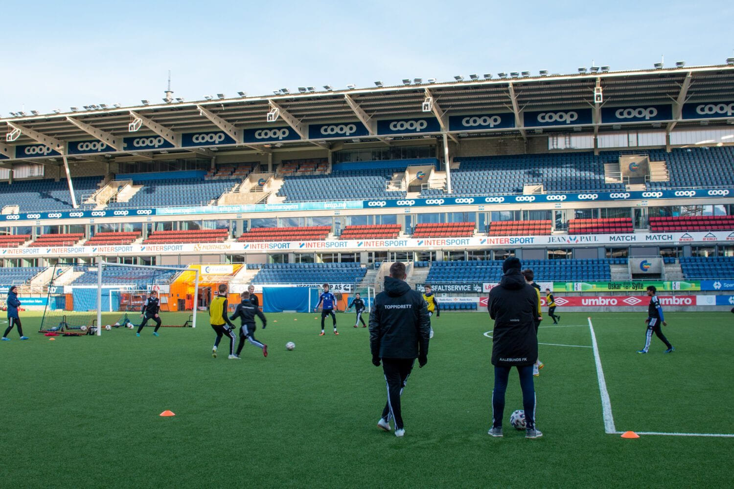 Elever på Akademiet spiller fotball