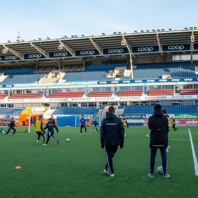 Elever på Akademiet spiller fotball