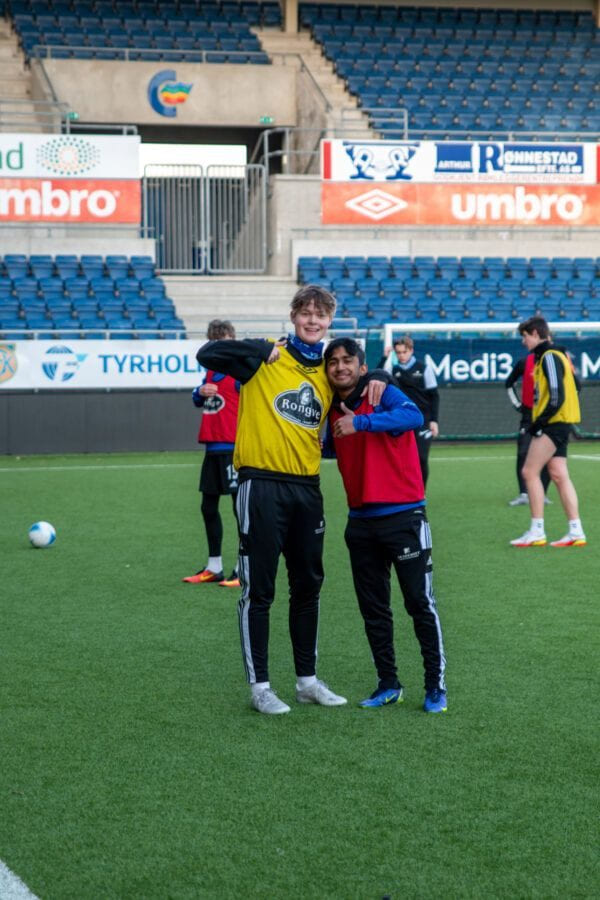 Elever på Akademiet Toppidrett Ålesund spiller fotball.