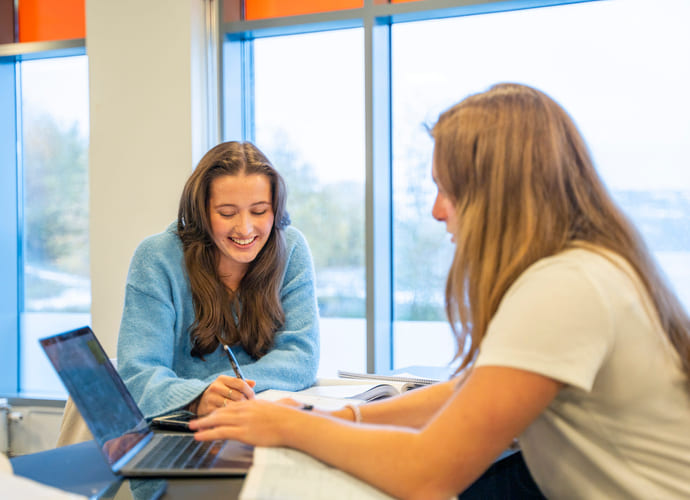 To elever snakker sammen og har studietid på Akademiet VGS Kristiansand.