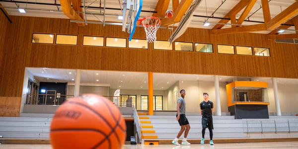 Elever spiller basketball