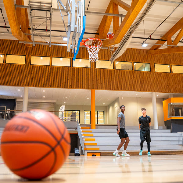 Elever spiller basketball