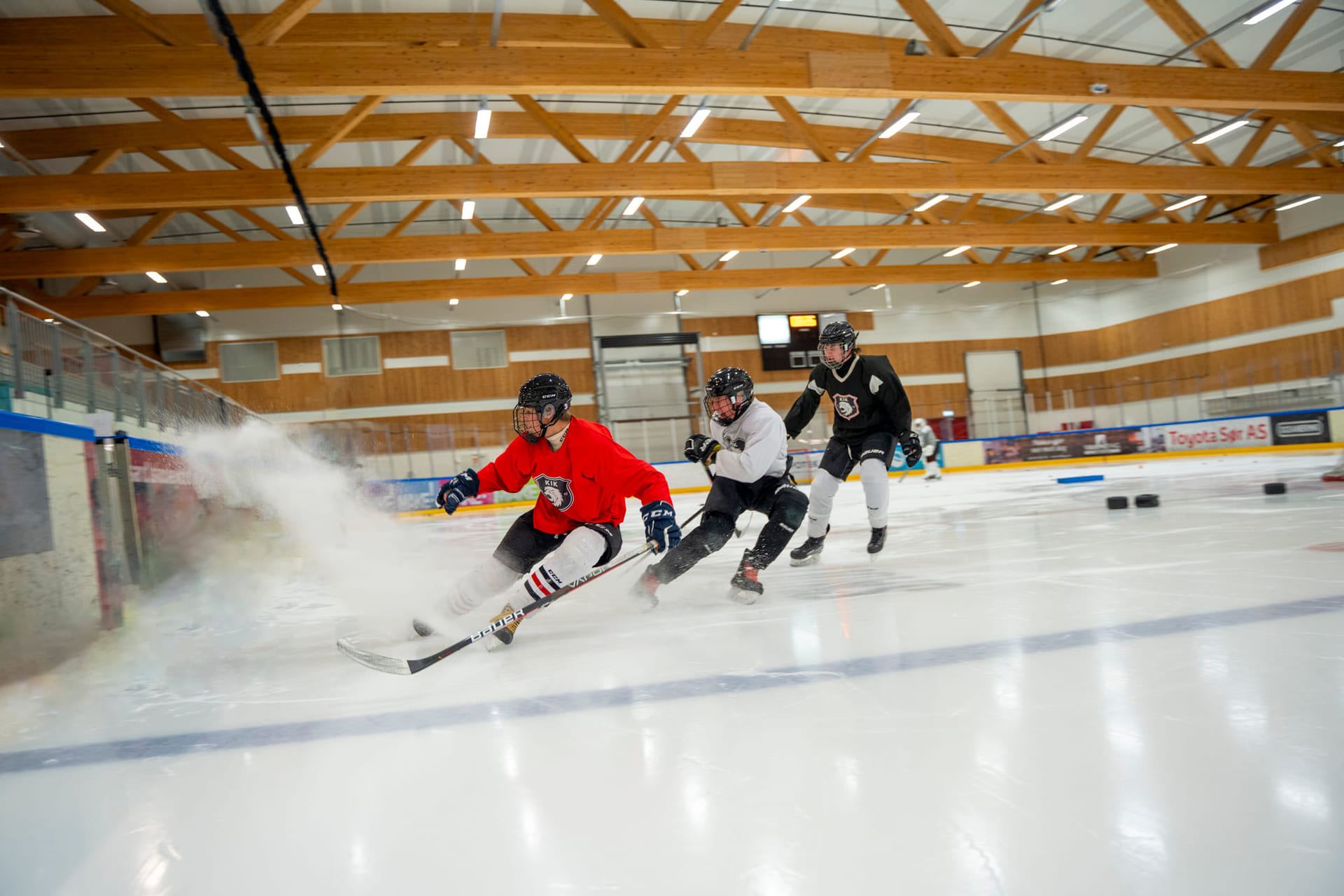 elever spiller ishockey