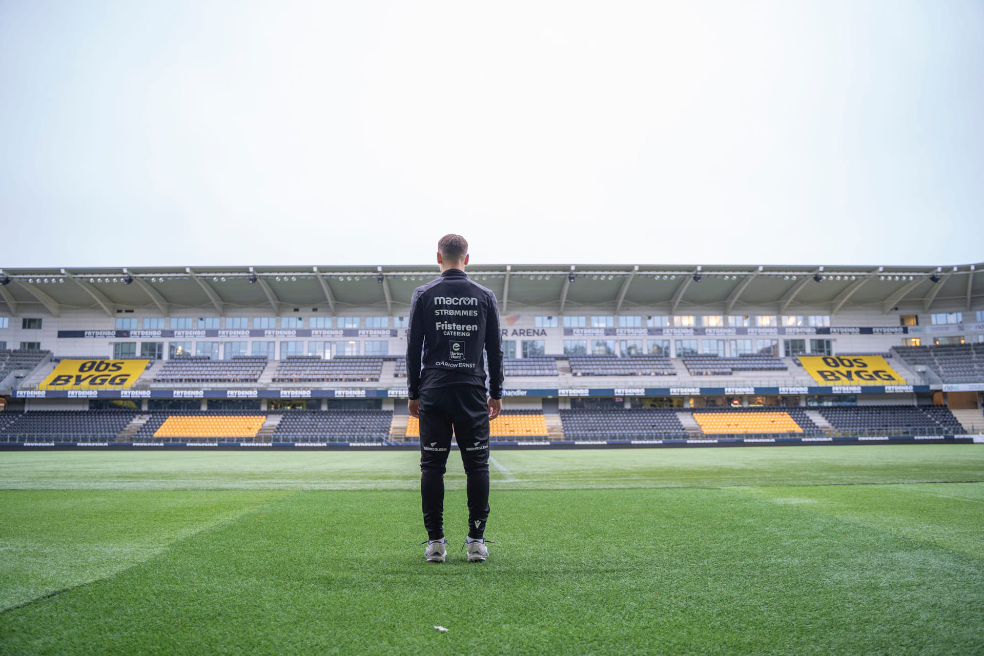 Elev står på fotballbanen til IK Start