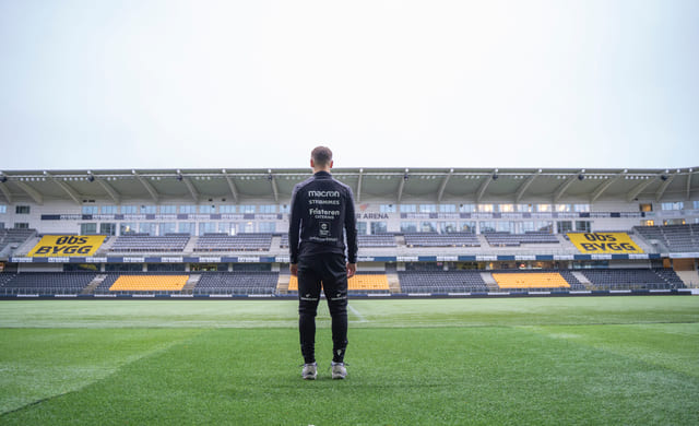 Elev står på fotballbanen til IK Start