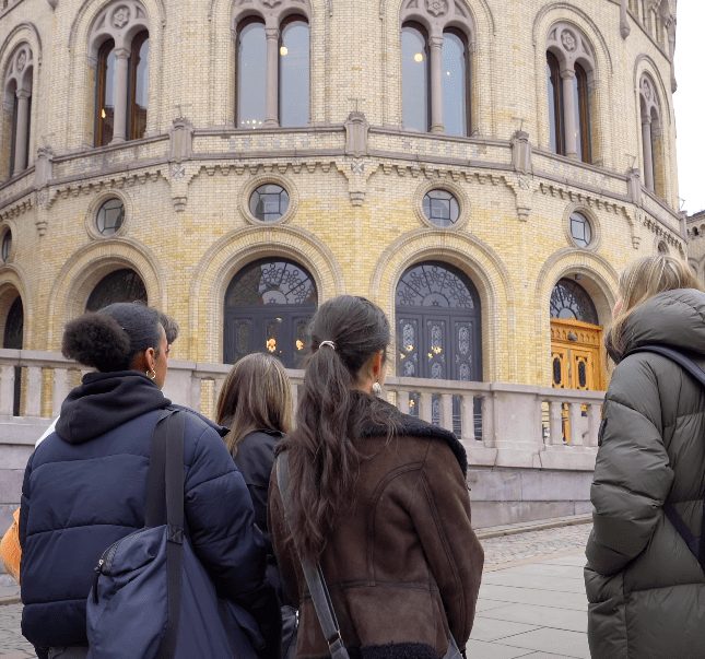 Elev og veileder på besøk på Stortinget.