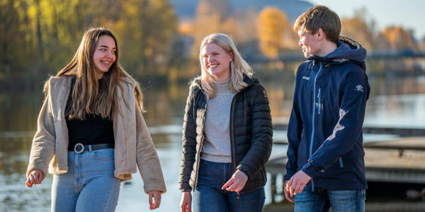 Tre elever går langs elvebredden i Drammen