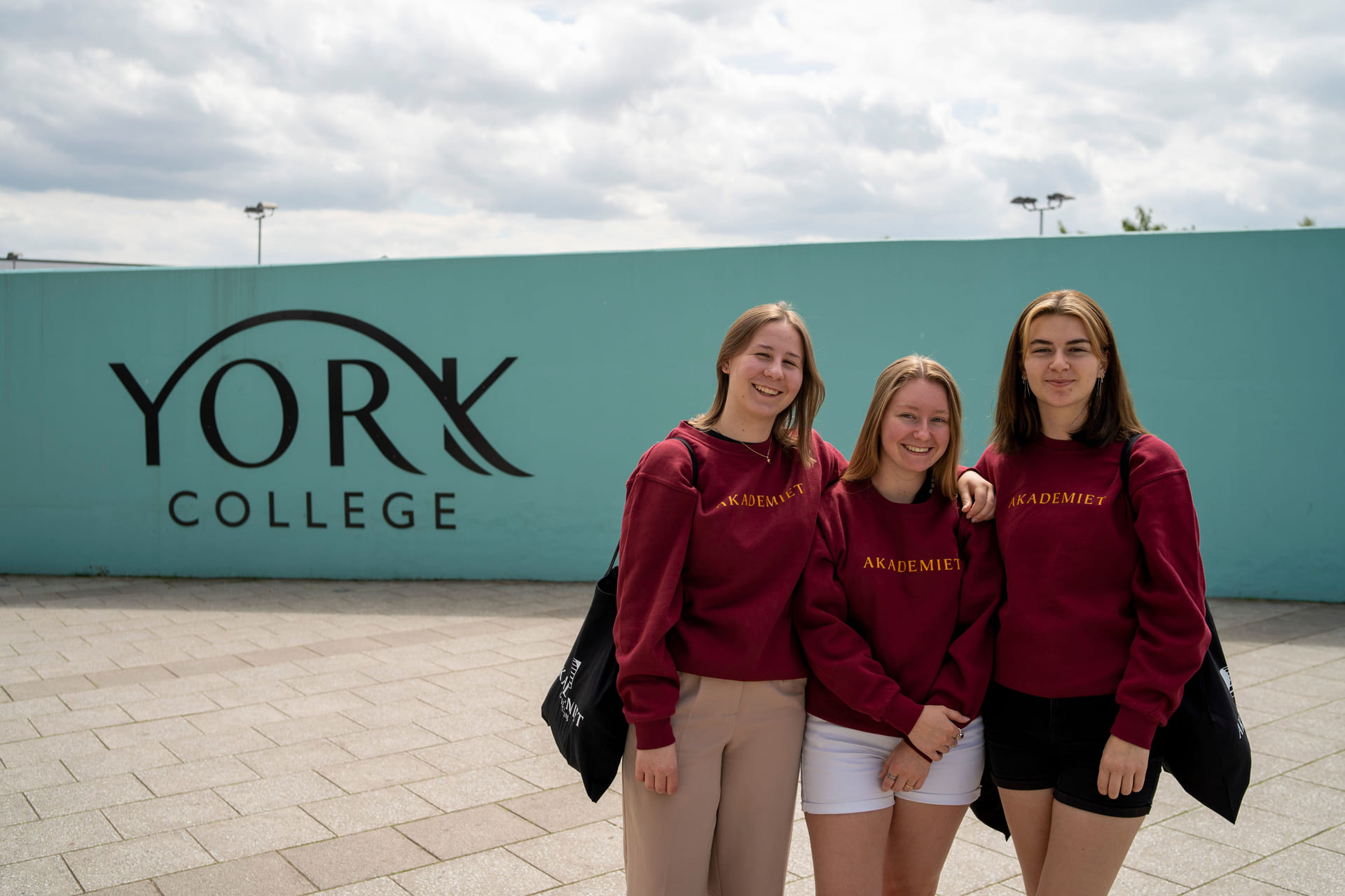 Tre elever utenfor York College i England.