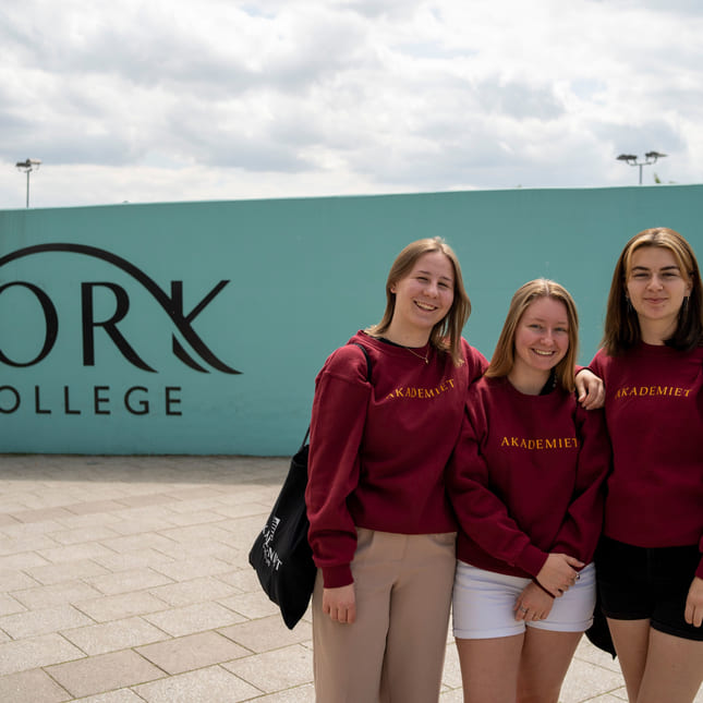 Tre elever utenfor York College i England.