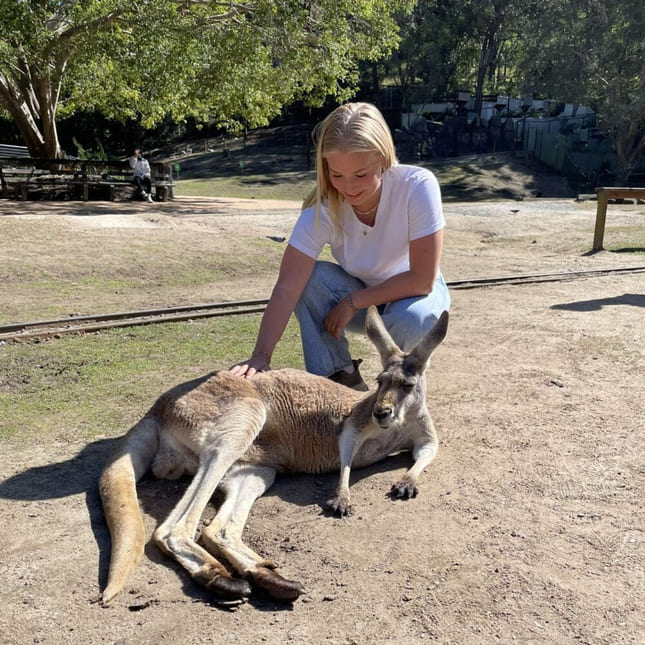 Marthea med kenguru på utveksling i Australia