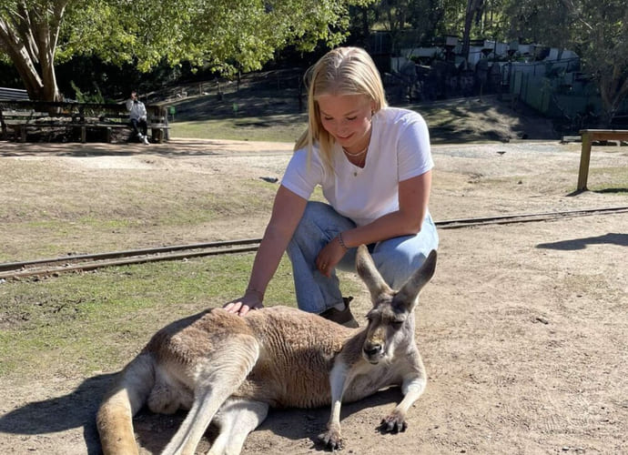Marthea med kenguru på utveksling i Australia
