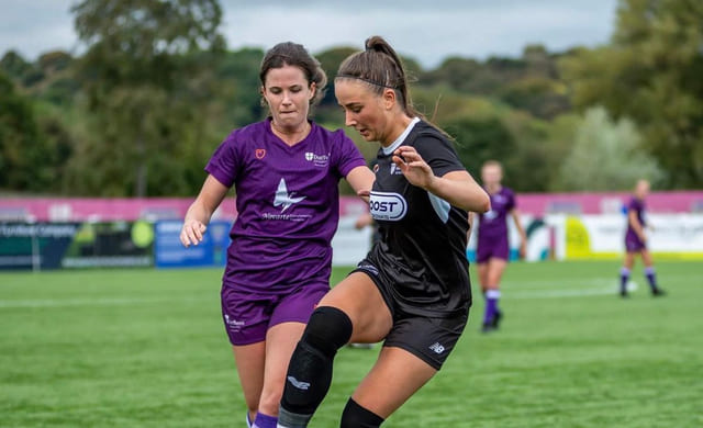 Fotballspillere løper over banen i England