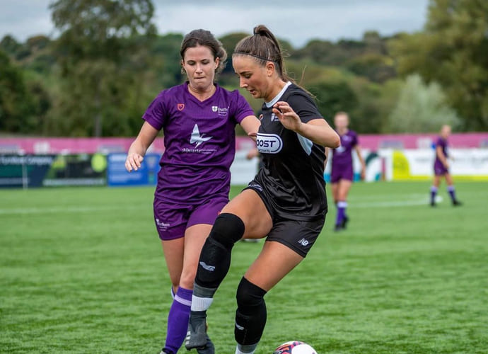 Fotballspillere løper over banen i England