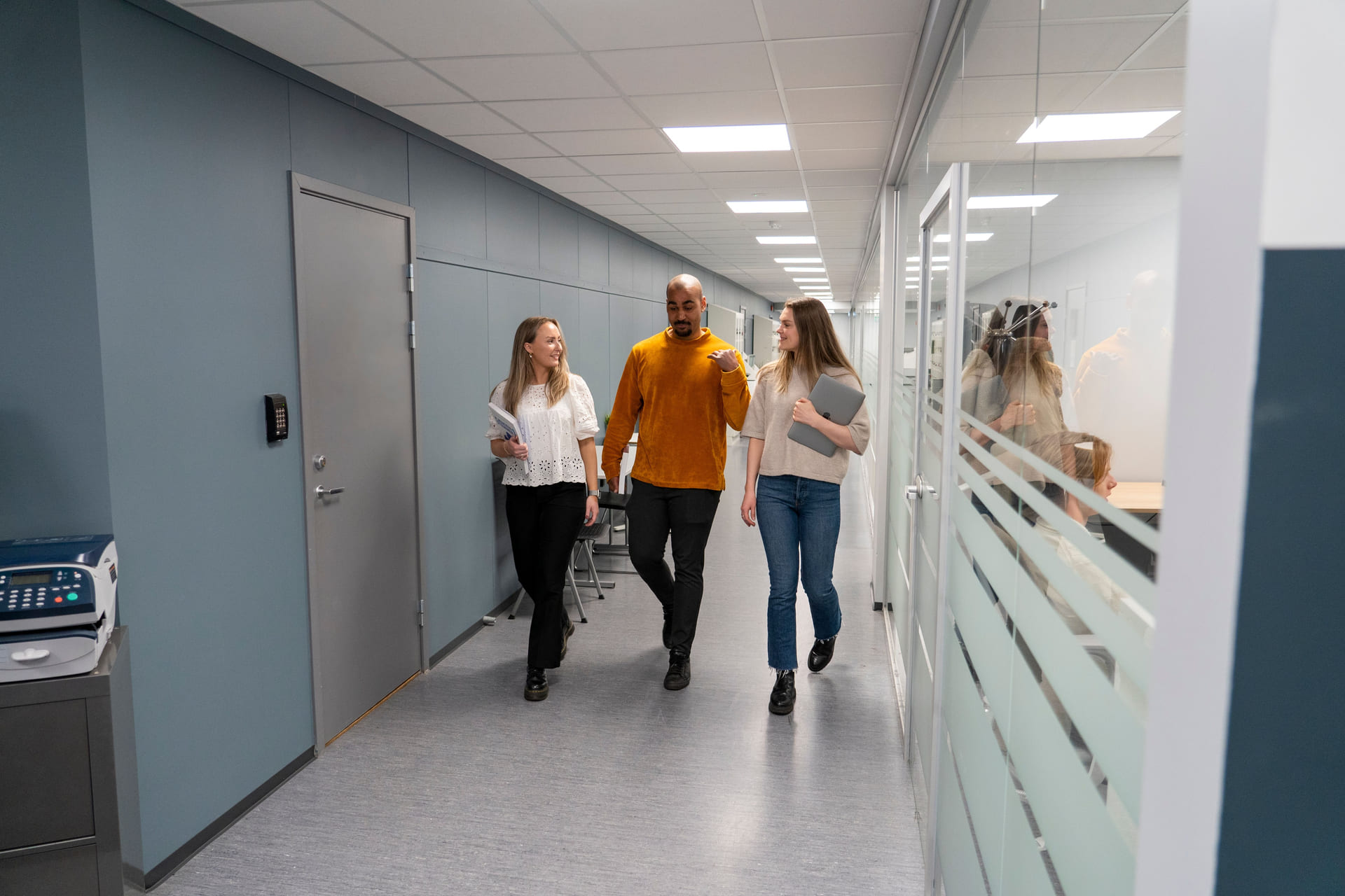 Tre elever går i gangen på Akademiet Privatistskole.