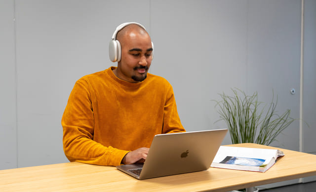 Privatist jobber med headset på masinen