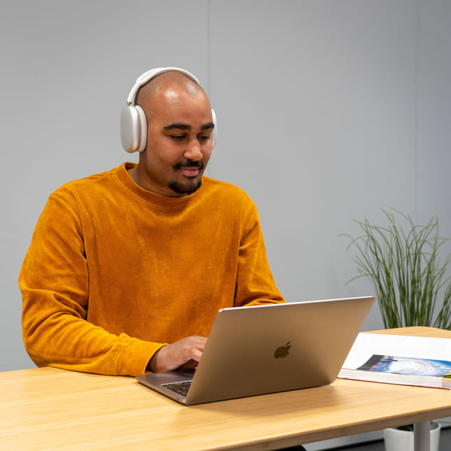 Privatist jobber med headset på masinen