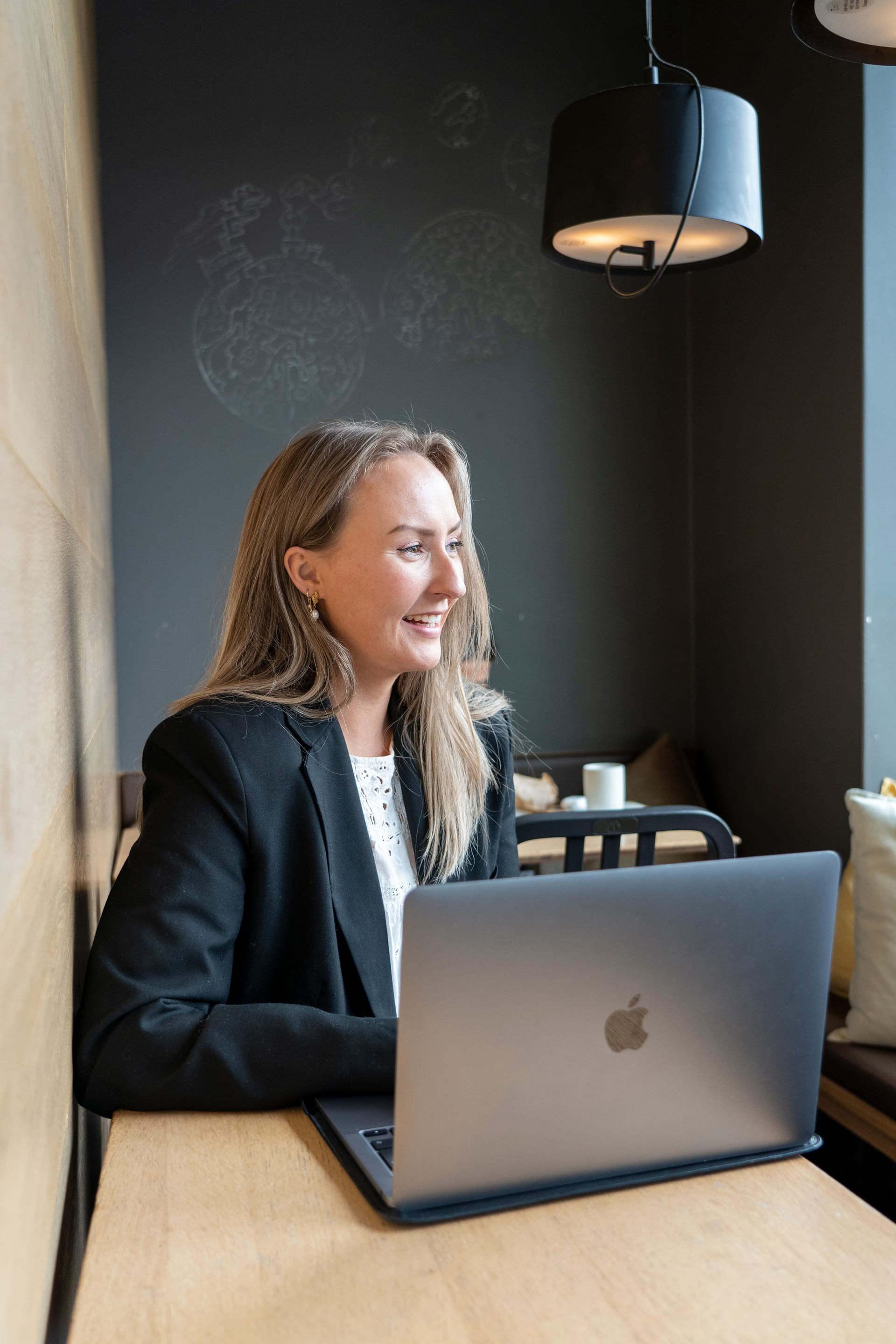 Nettstudent sitter på kafé