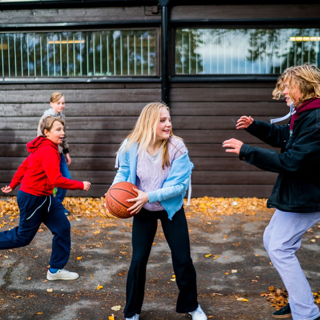 Elever på Akademiet Realfagsskole Oslo leker i skolegården