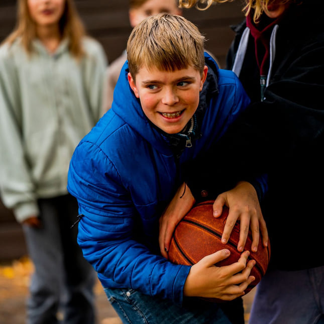 Elev spiller basketball i friminutt på Akademiet Realfagsskole Oslo.