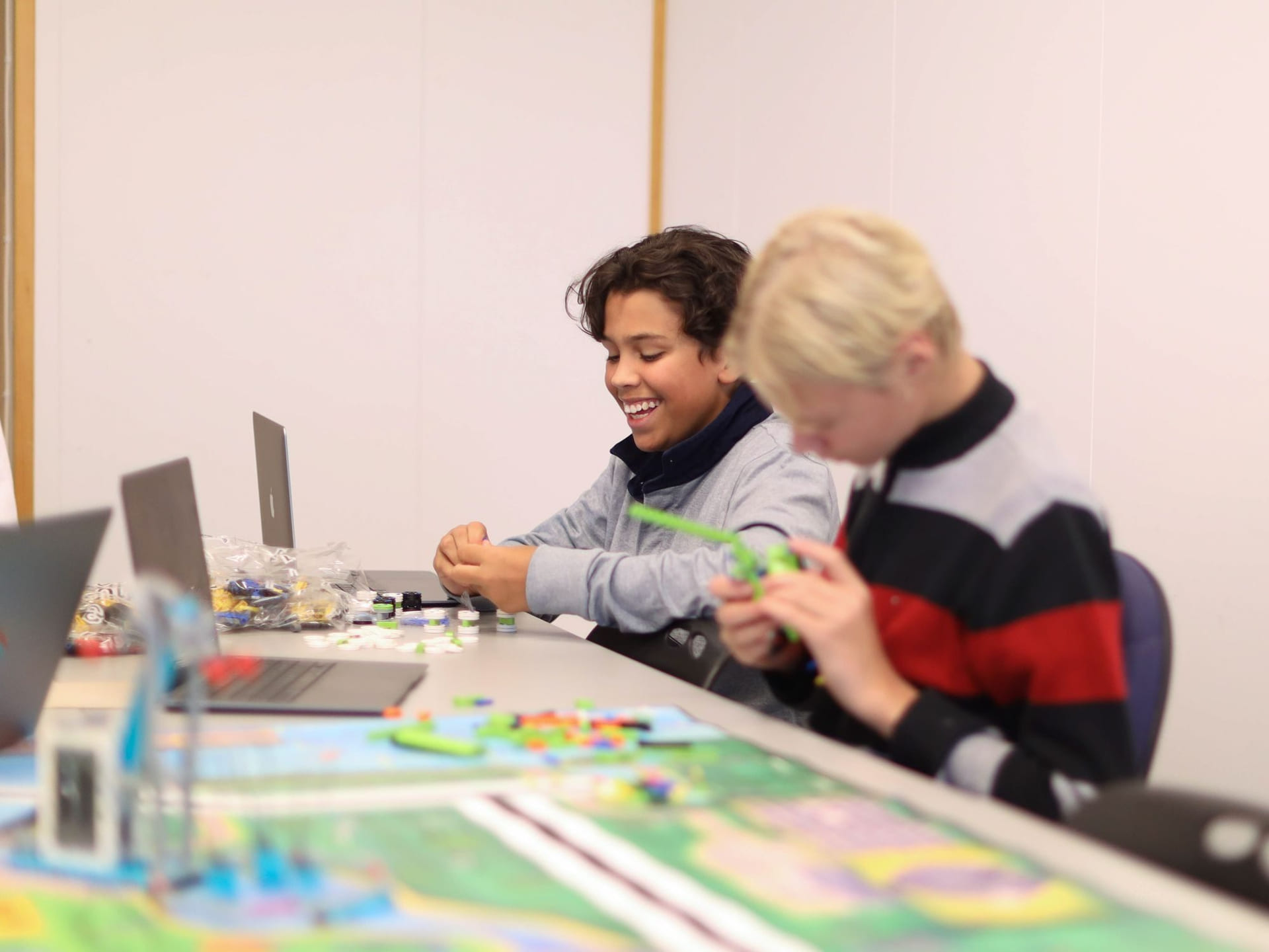 To elever bygger lego på Akademiet Ungdomsskole Lier.