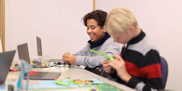 To elever bygger lego på Akademiet Ungdomsskole Lier.