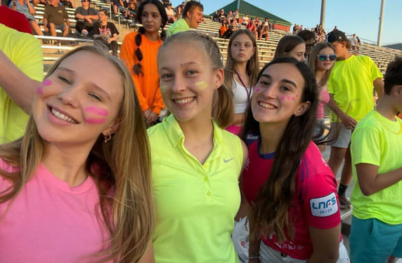 Rebecca med venner på fotballkamp i USA