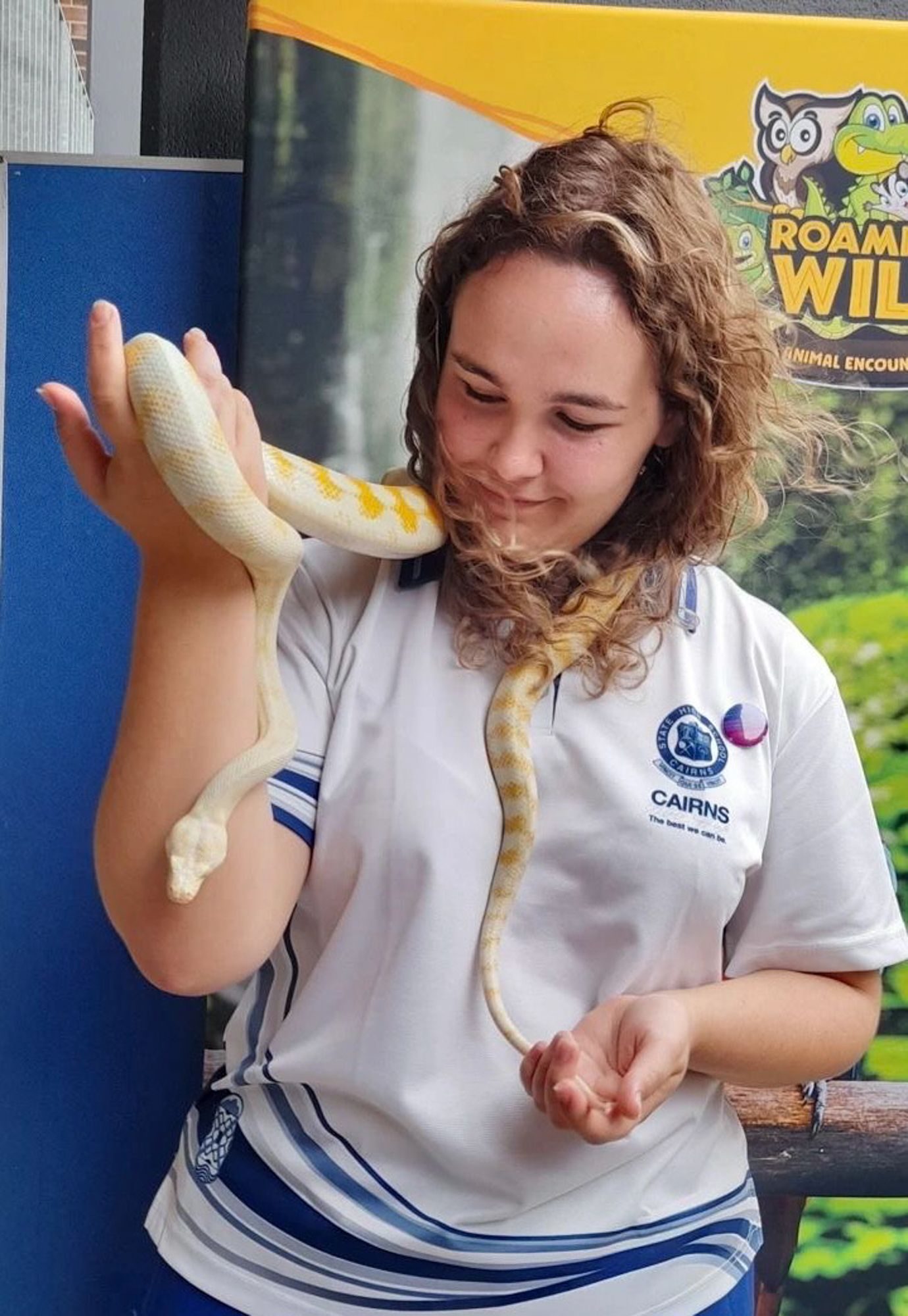Christina holder en slange i Australia