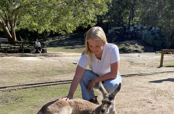 Marthe klapper en kenguru i Australia