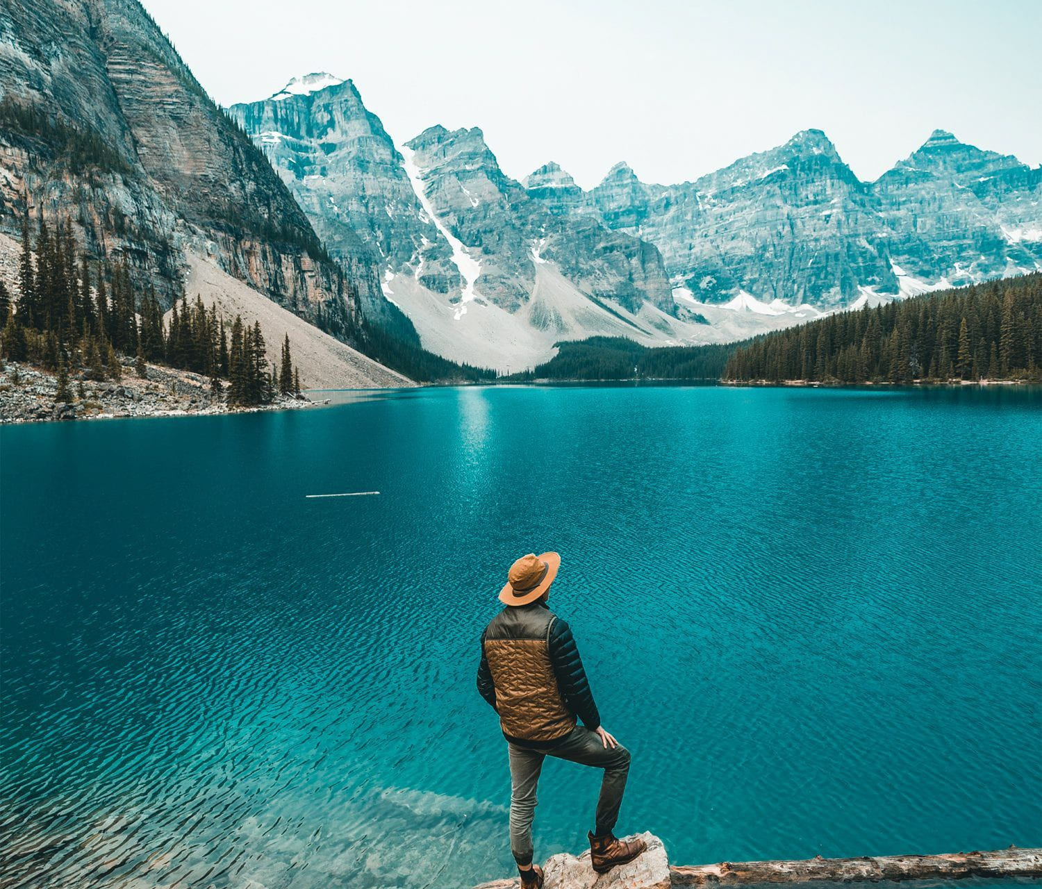 Person kikker utover naturen i Canada