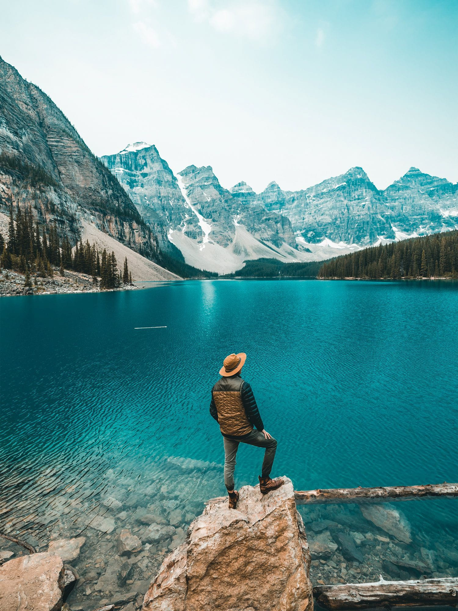 Person kikker utover naturen i Canada