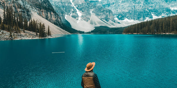 Person kikker utover naturen i Canada