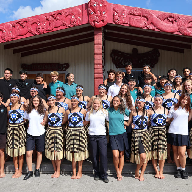 elever står utenfor kerikeri-high school