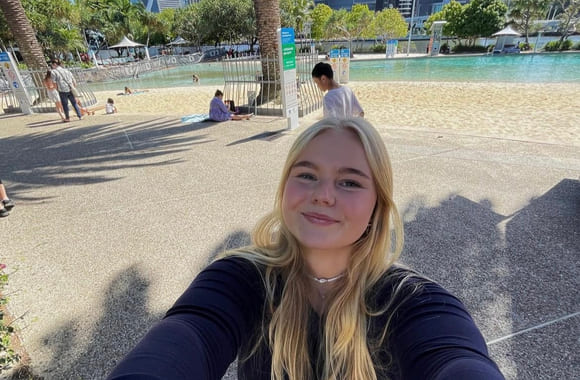 Kaia tar en selfie med Brisbane som bakgrunn.