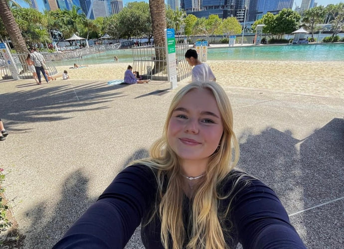 Kaia tar en selfie med Brisbane som bakgrunn.