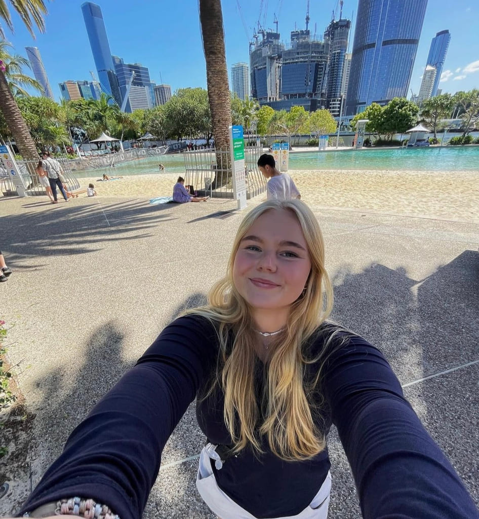 Kaia tar en selfie med Brisbane som bakgrunn.