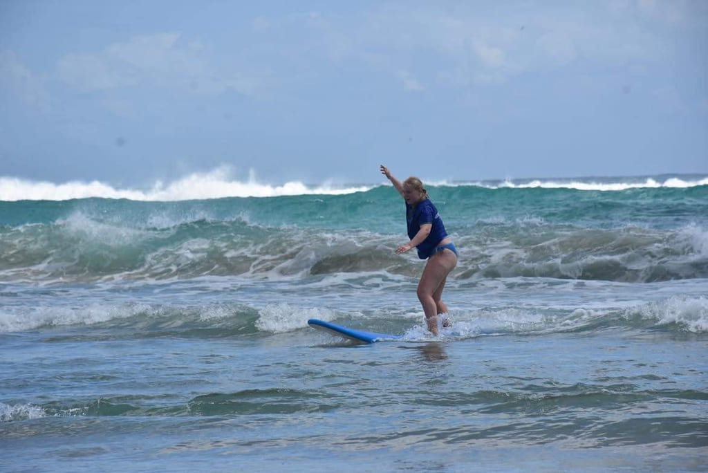 Jente surfer i Australia.