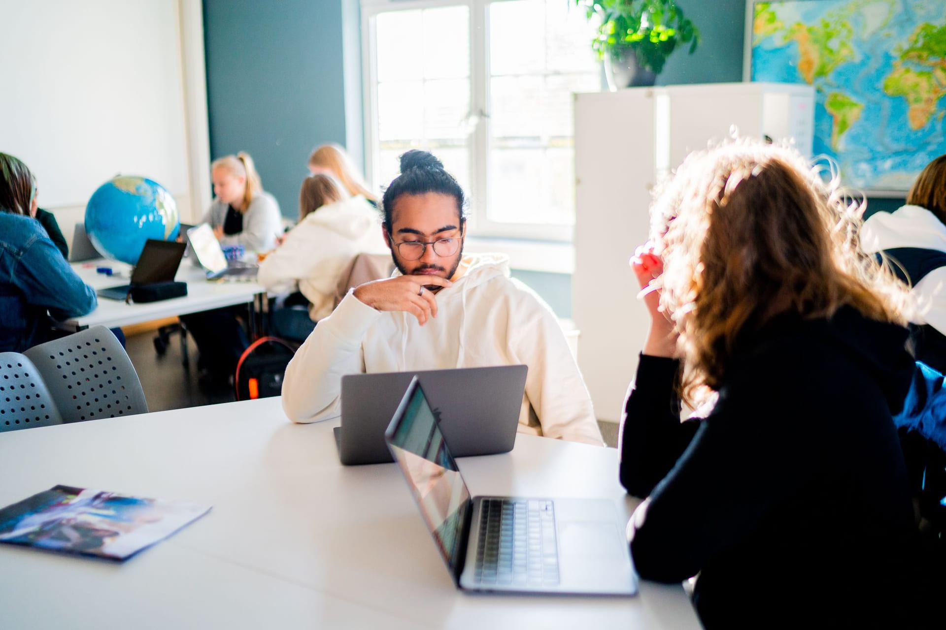 Elever jobber i studietid på Akademiet VGS Heltberg Drammen