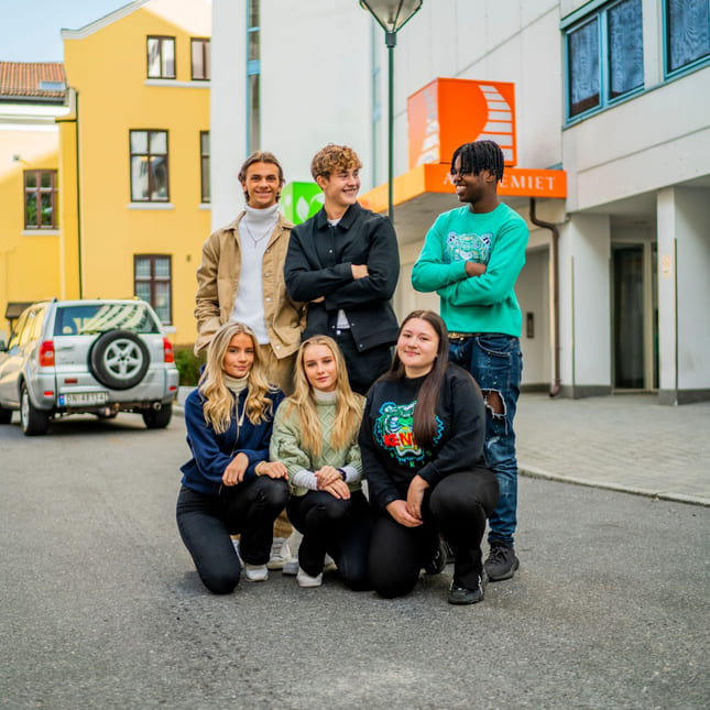 Elever står utenfor Akademiet VGS Oslo