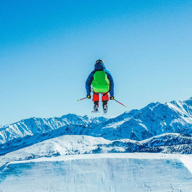 Person som tår på alpint hopper på et skihopp