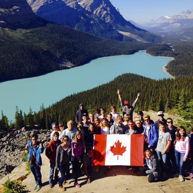 Skoleklasse poserer med det kanadiske flagget.